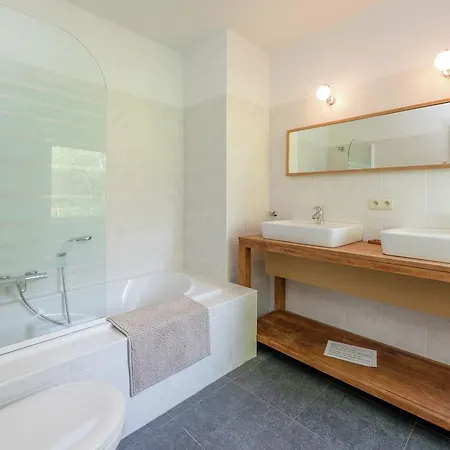 Magnificent Mansion With Sauna And Jacuzzi In 度假居 力宾